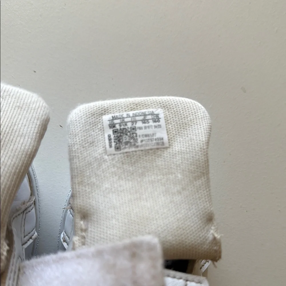 Adidas white sneakers Velcro closure size 10K - Picture 4 of 4